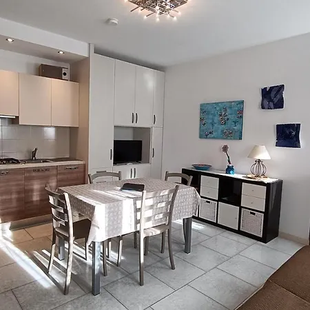 Holiday home House In A Beautiful With Garden, Swimming Pool And Parking Spot - Larihome A07